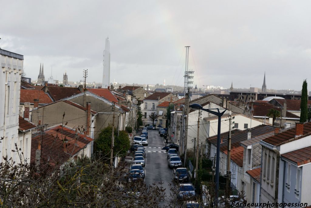 Au bout de la rue Marceau, côté hôpital Pellegrin, un ensemble de maisons attire l'attention. Il s'agit de  maisons destinées autrefois aux employés des TEOB (compagnie des Tramways et Omnibus Électriques de Bordeaux) dont le dépôt est tout proche sur les boulevards.